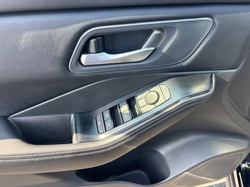 Used 2025 Nissan Rogue SV FWD image 18