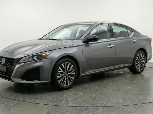Used 2025 Nissan Altima 2.5 SV FWD image 3