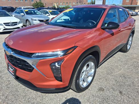 Used 2024 Chevrolet Trax LS w/ LS Convenience Package FWD image 2