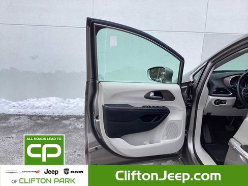 Certified 2018 Chrysler Pacifica Touring-L Plus image 16