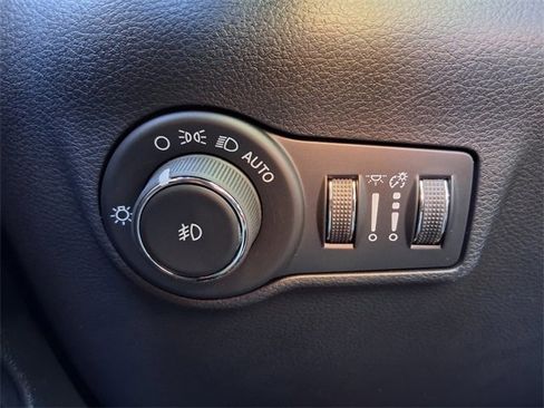 New 2025 Jeep Compass Latitude w/ Sun & Sound Group image 21