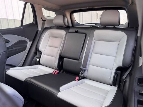 Used 2023 GMC Terrain SLT image 4