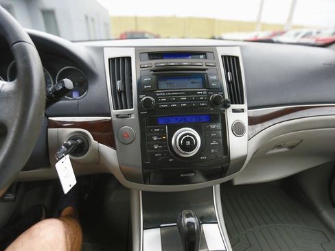 Used 2012 Hyundai Veracruz Limited w/ Entertainment Pkg FWD image 11