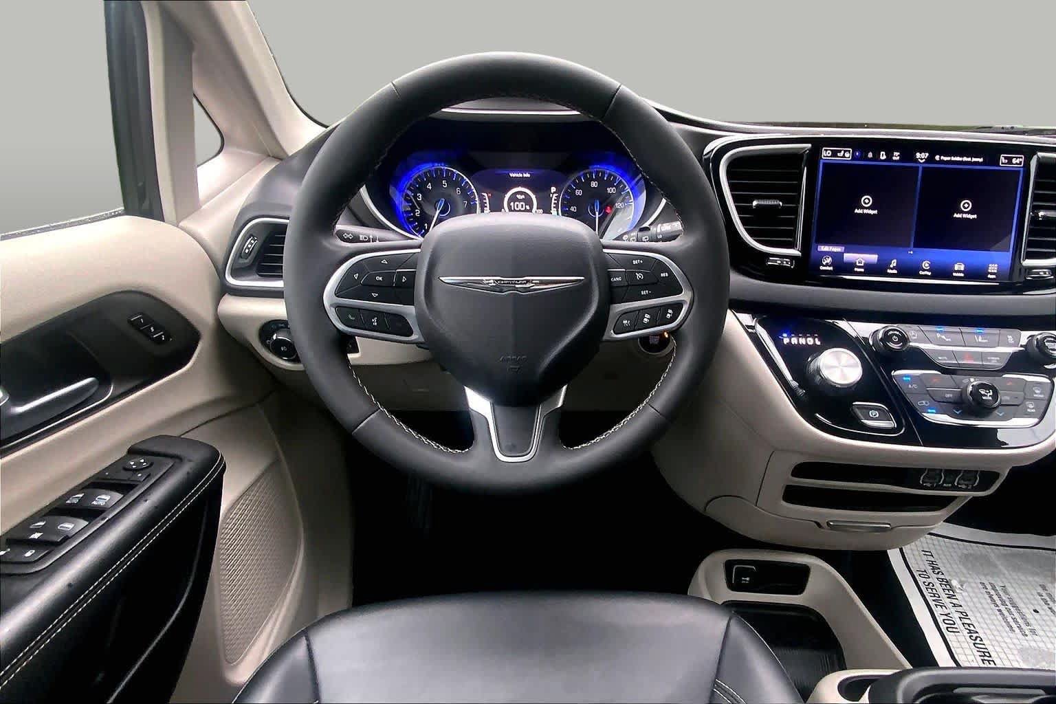 Used 2024 Chrysler Pacifica Touring-L FWD image 6