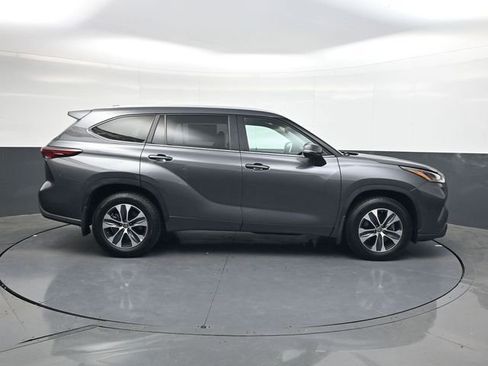 Used 2024 Toyota Highlander XLE image 3