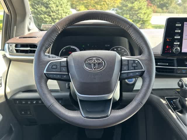 Used 2023 Toyota Sienna Platinum AWD/4WD image 9