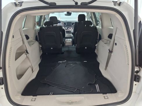 Used 2023 Chrysler Voyager LX image 10