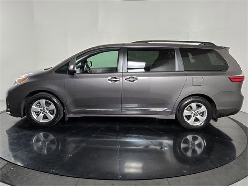 Used 2019 Toyota Sienna LE image 3