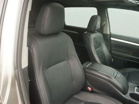 Used 2015 Toyota Highlander XLE FWD image 22