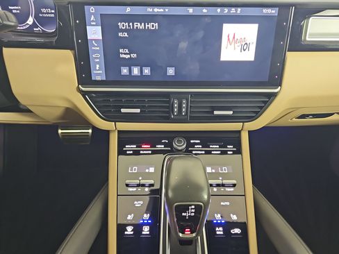 Used 2020 Porsche Cayenne Turbo image 22