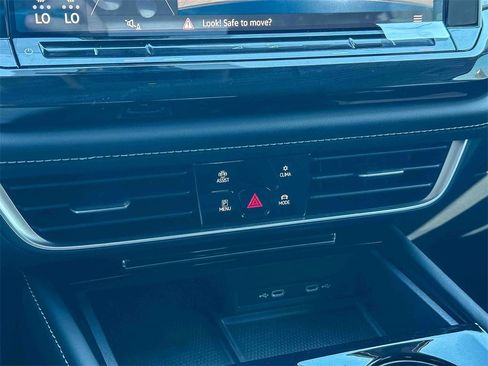 Used 2024 Volkswagen Atlas SE image 33