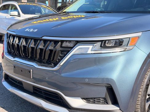 Used 2024 Kia Carnival EX image 11