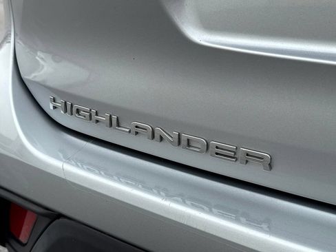 Used 2021 Toyota Highlander LE AWD/4WD image 11