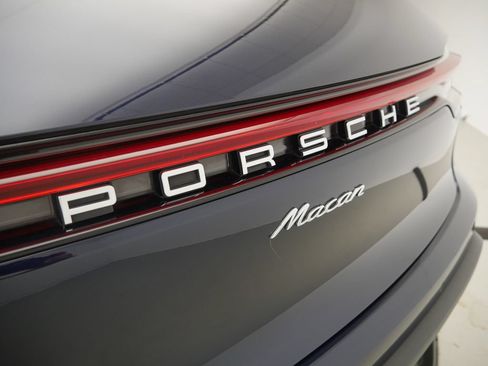 Certified 2023 Porsche Macan AWD/4WD image 11