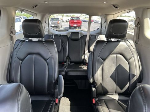 Used 2023 Chrysler Pacifica Touring-L FWD image 13