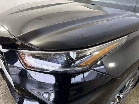 Used 2021 Toyota Highlander XLE AWD/4WD image 30