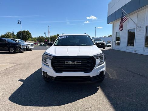 Used 2024 GMC Terrain SLE w/ Driver Convenience Package FWD image 2