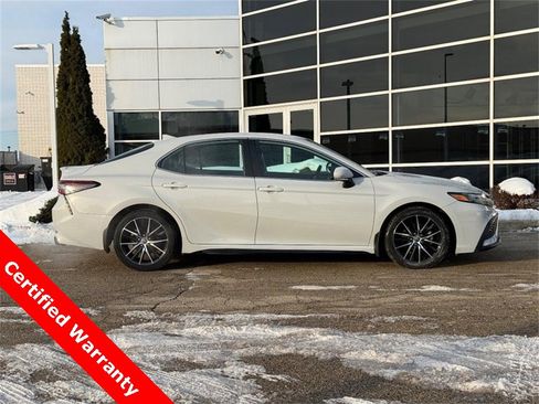 Used 2022 Toyota Camry SE image 2