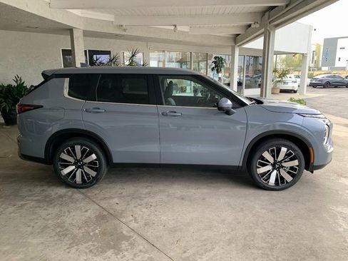 New 2026 Mitsubishi Outlander SE image 2