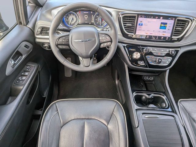 Used 2025 Chrysler Pacifica Limited FWD image 17