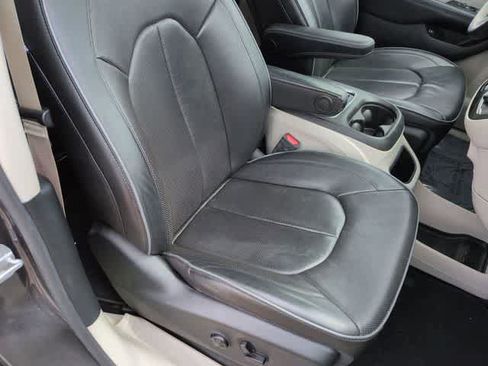 Used 2020 Chrysler Pacifica Limited w/ Advanced Safetytec Group FWD image 23
