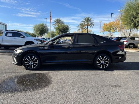 Certified 2025 Volkswagen Jetta SE image 2