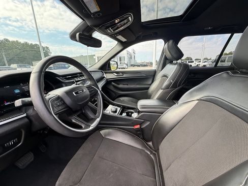 Used 2023 Jeep Grand Cherokee Altitude AWD/4WD image 18