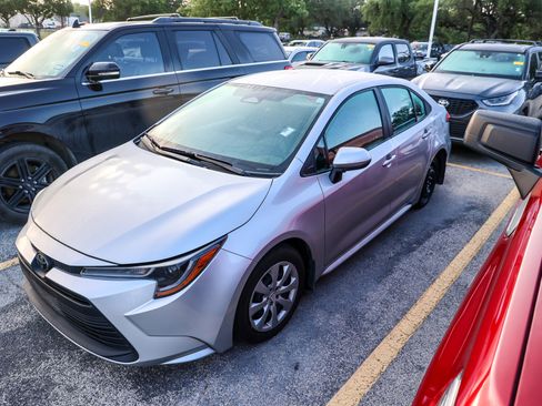 Used 2025 Toyota Corolla LE w/ Convenience Package FWD image 3