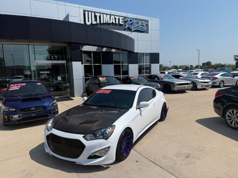 Used 2015 Hyundai Genesis 3.8 RWD image 1