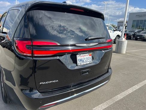 Used 2024 Chrysler Pacifica Touring image 14