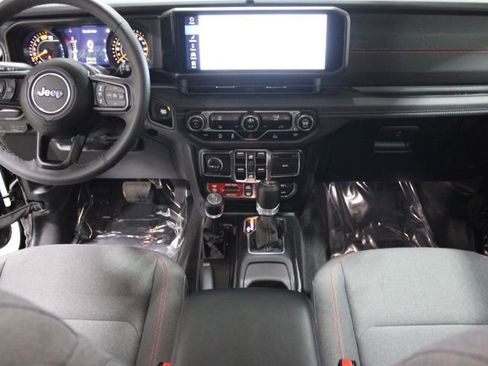 Used 2025 Jeep Wrangler Unlimited Rubicon image 2