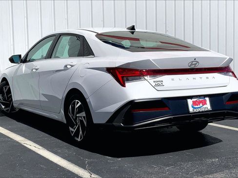 Used 2024 Hyundai Elantra SEL w/ Convenience Package image 9