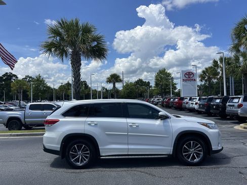 Used 2017 Toyota Highlander XLE AWD/4WD image 11