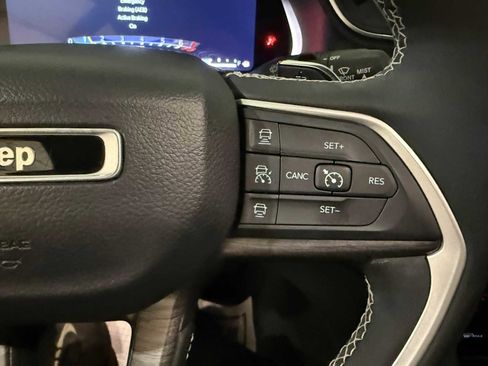 Used 2023 Jeep Grand Cherokee Limited w/ Black Appearance Package image 31