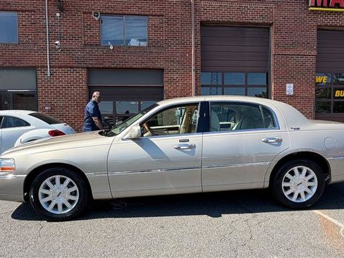 Used 2011 Lincoln Town Car Signature Limited RWD image 5