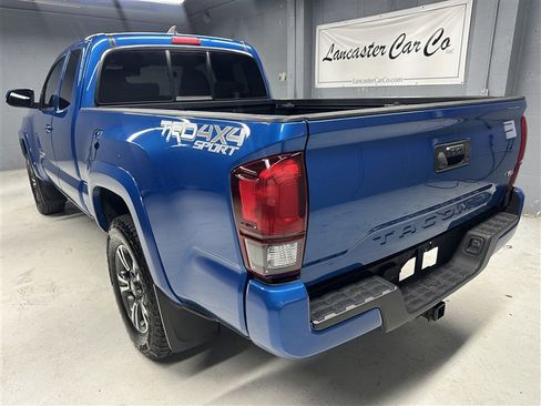 Used 2018 Toyota Tacoma TRD Sport image 4