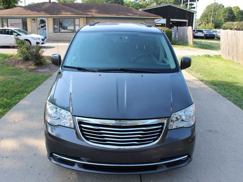 Used 2016 Chrysler Town & Country Touring FWD image 4