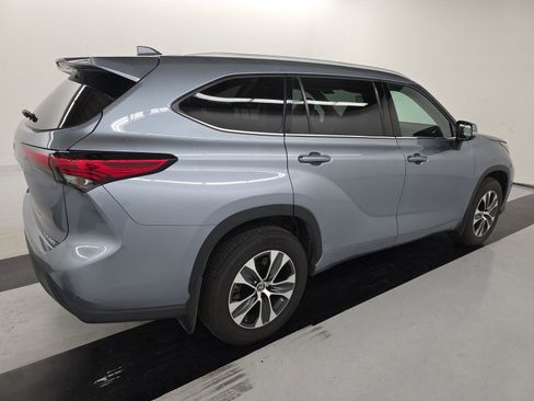 Used 2022 Toyota Highlander XLE AWD/4WD image 4