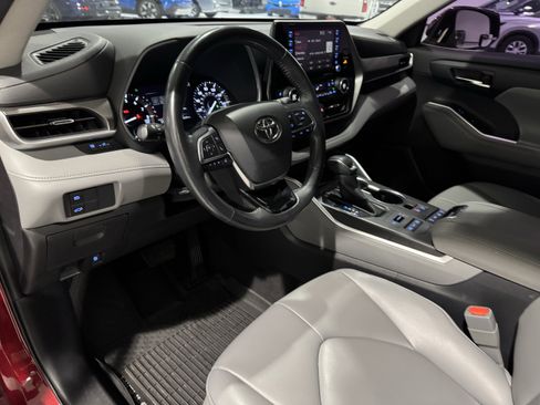 Used 2020 Toyota Highlander XLE image 28