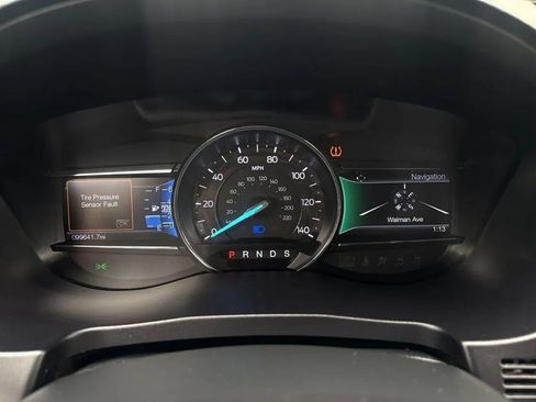 Used 2017 Ford Explorer XLT w/ Equipment Group 202A AWD/4WD image 18