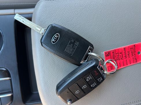 Used 2021 Kia Sedona LX image 37