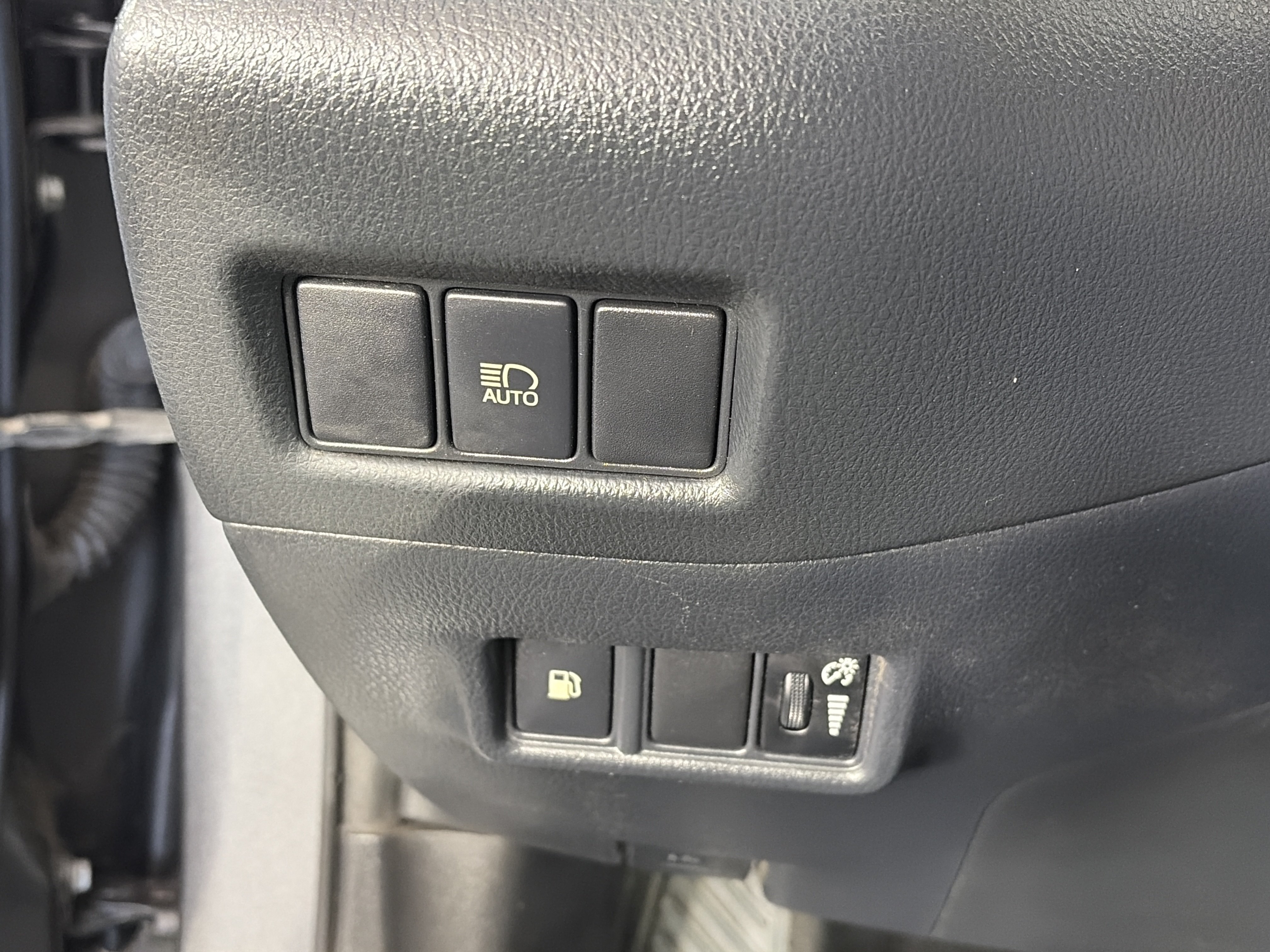Used 2019 Toyota C-HR LE FWD image 25