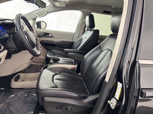 Used 2023 Chrysler Pacifica Touring-L FWD image 23