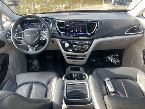 Used 2024 Chrysler Pacifica Touring-L image 34
