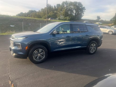 Used 2025 Chevrolet Traverse LT image 7