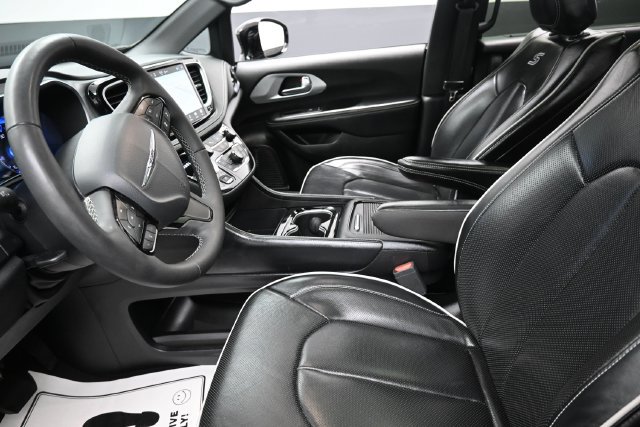 Used 2025 Chrysler Pacifica Limited FWD image 16