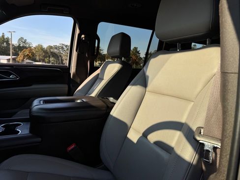 Used 2024 Chevrolet Suburban LT image 38