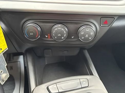 Used 2025 Chevrolet Trax RS w/ Sunroof Package image 19