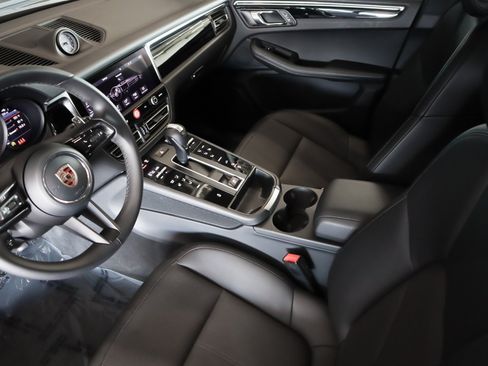 Certified 2026 Porsche Macan AWD/4WD image 19