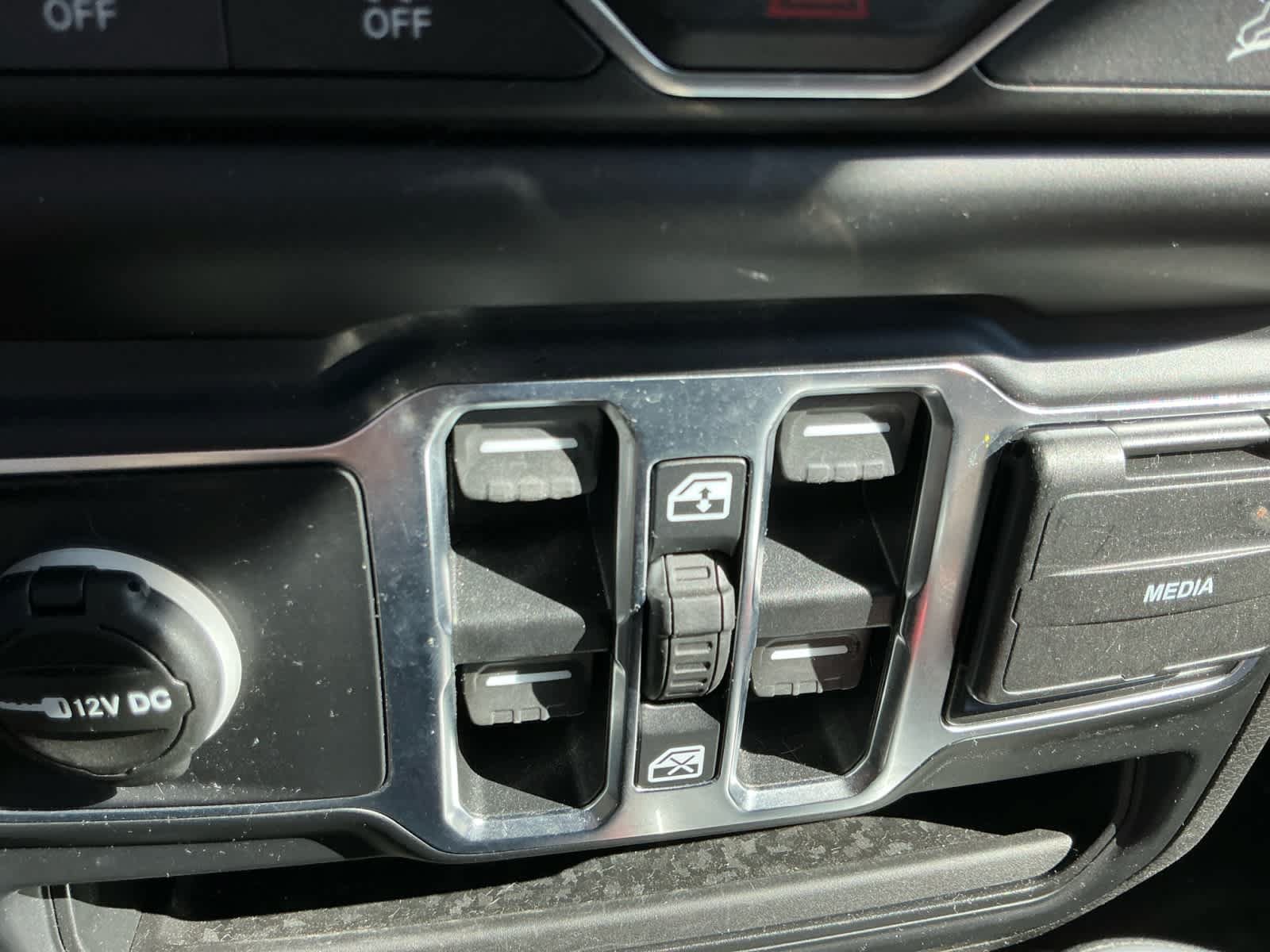Used 2019 Jeep Wrangler Unlimited Sahara AWD/4WD image 18